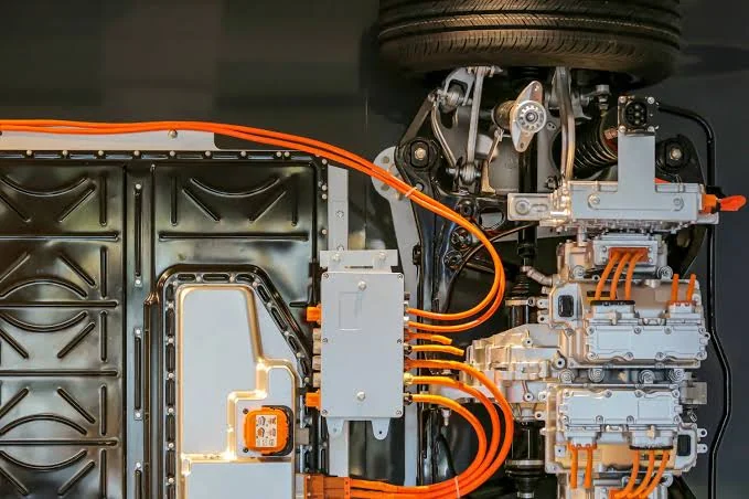 High-voltage cabling, junction box and contactors on an electric vehicle underbody