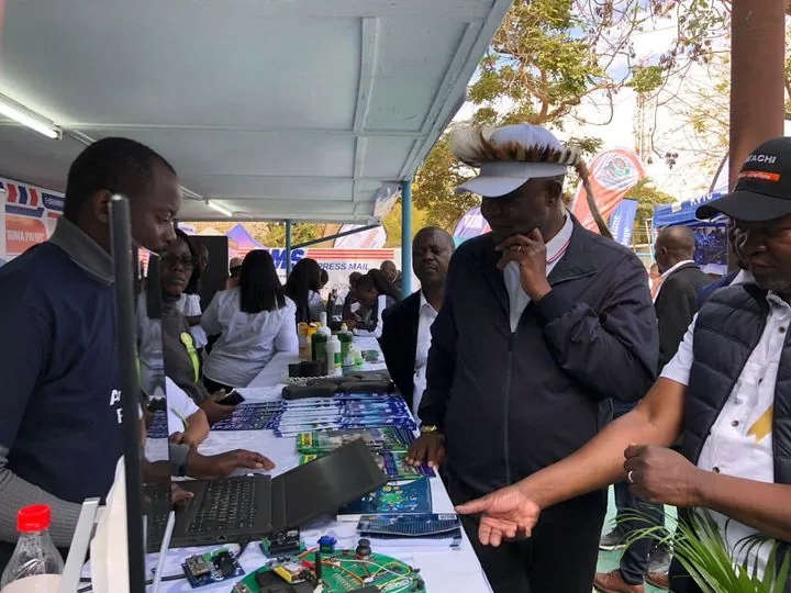Minister visiting the ZStudy stand at an exhibition